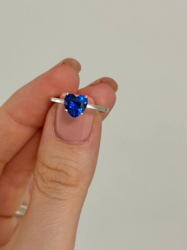 Anello a cuore con pietra colorata