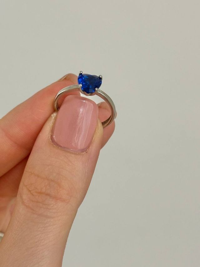 Anello a cuore con pietra colorata