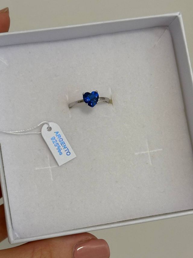 Anello a cuore con pietra colorata