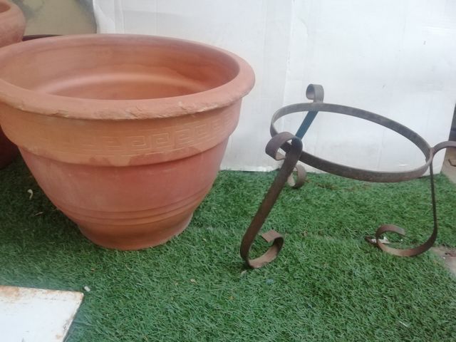 Macetero antiguo con pie 