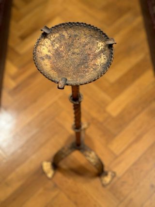 Cenicero de pie vintage de hierro