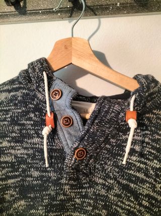 Jersey de lana con capucha y bolsillo talla M-L 