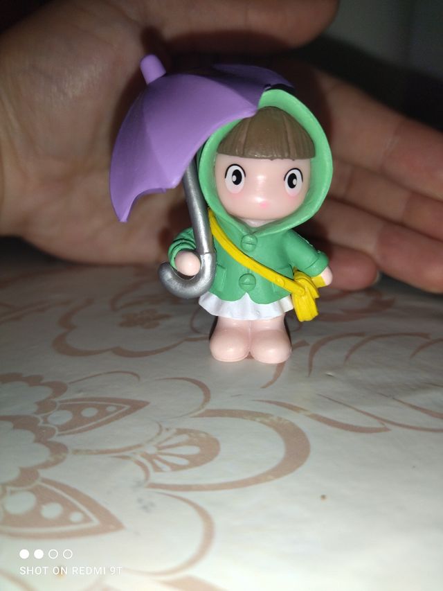 Bambolina gomma verde ombrello viola 