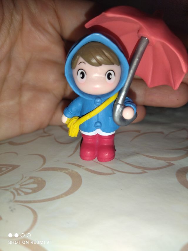 Bambolina gomma blu ombrello rosso 