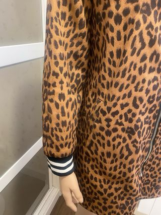 Abrigo corto  animal print marron y negro
