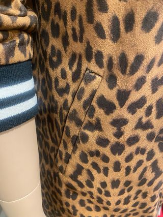 Abrigo corto  animal print marron y negro