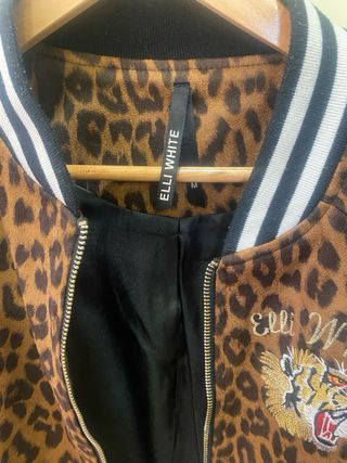 Abrigo corto  animal print marron y negro