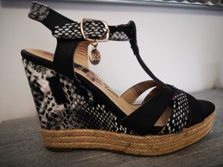 Cuñas sin estrenar serpiente