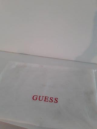 Bolso Guess auténtico.