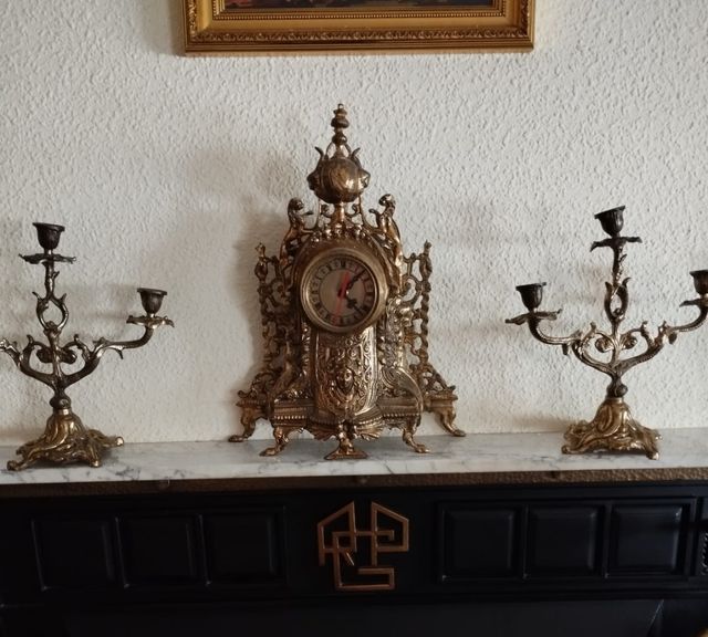 Reloj de bronce y candelabros