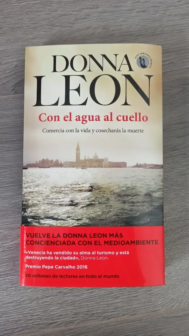 Con el agua al cuello - Donna Leon