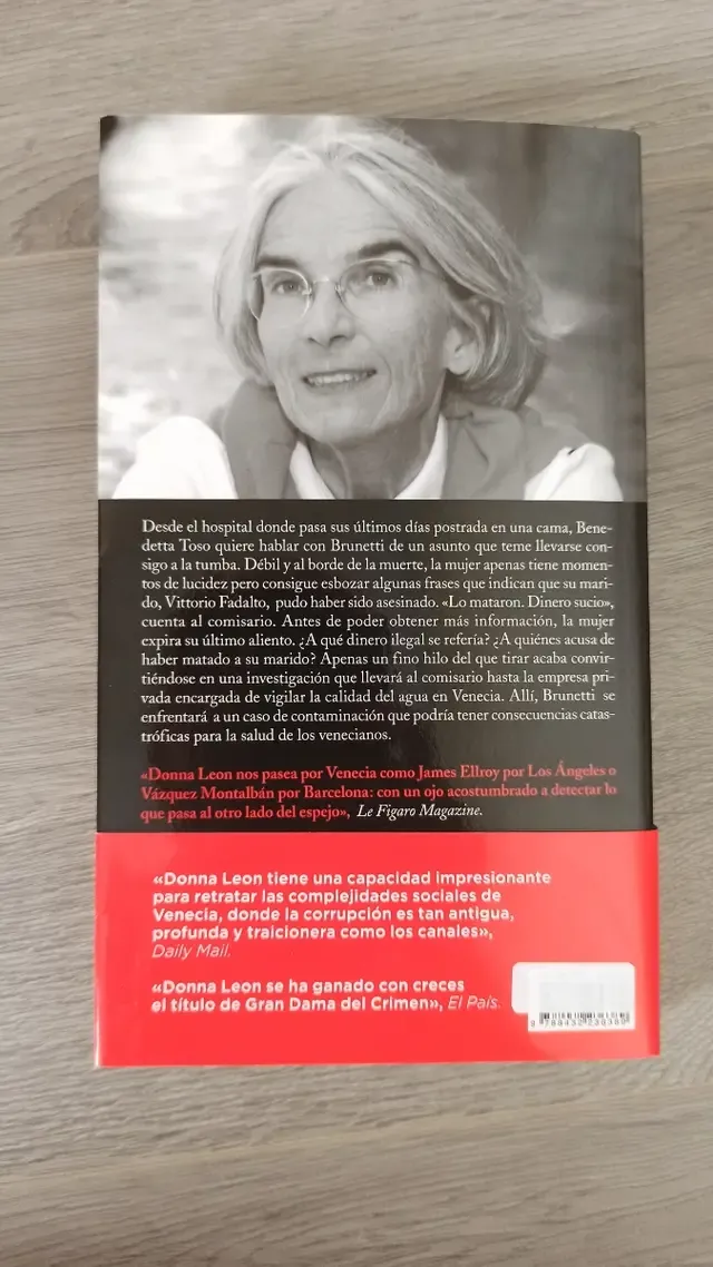 Con el agua al cuello - Donna Leon