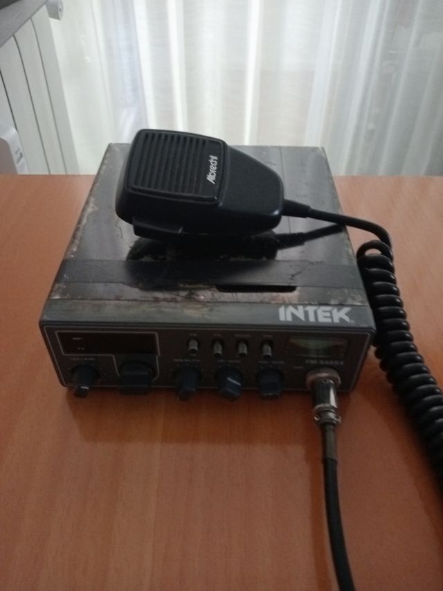 Emisora de radioaficionado y antena