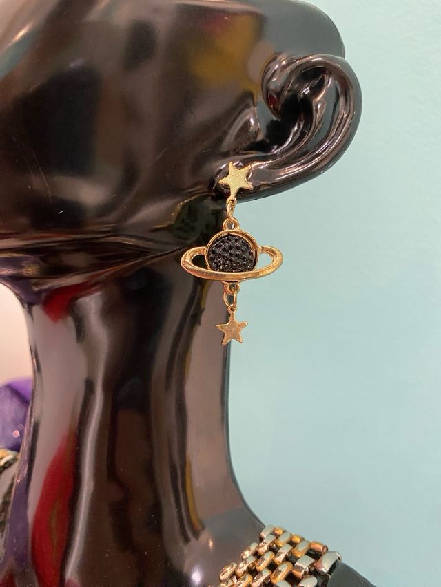 Orecchini asimmetrici pianeta luna stelle