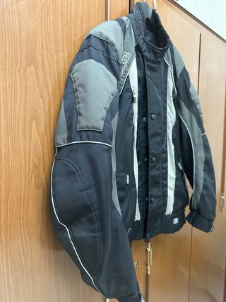 Cazadora de moto negra, Som3