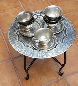 Mesa con taza y plato  
