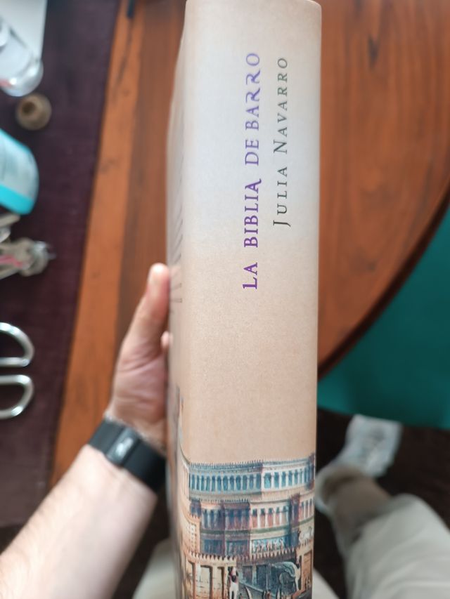 Libro La Biblia de Barro, de Julia Navarro