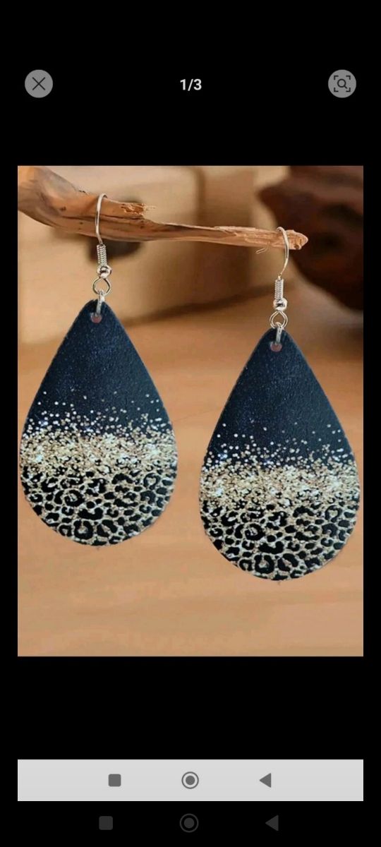 Pendientes negros con adornos dorados