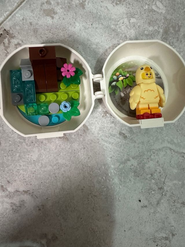 Lego pollo con patines