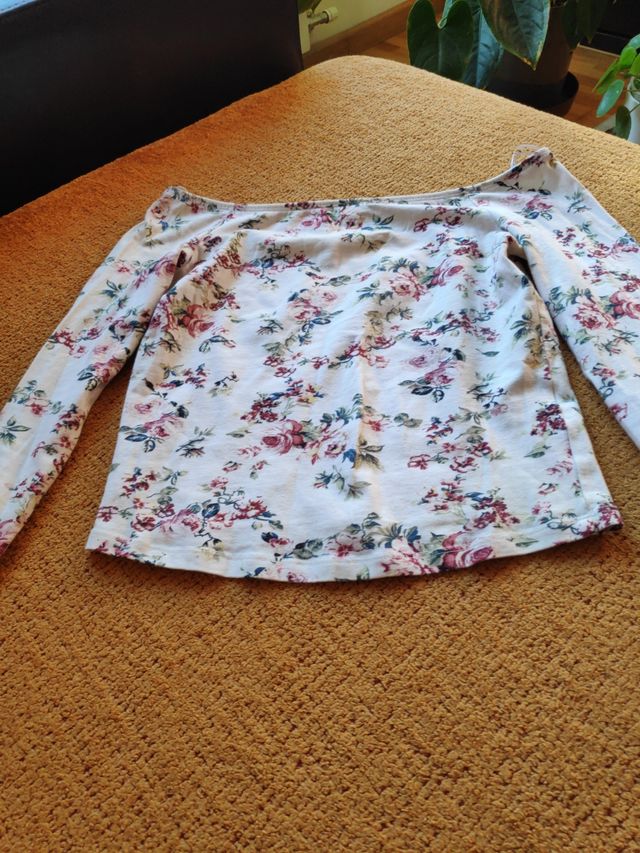 Blusa marca Bershka.