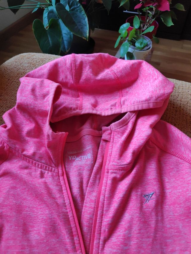 Chaqueta marca YD Active.
