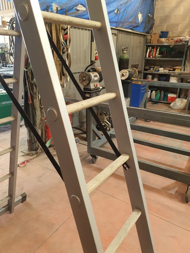 ESCALERA DE FIBRA ESPECIAL PARA ELECTRIC