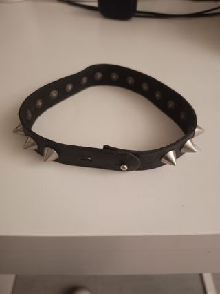 Collar gargantilla de cuero con pinchos
