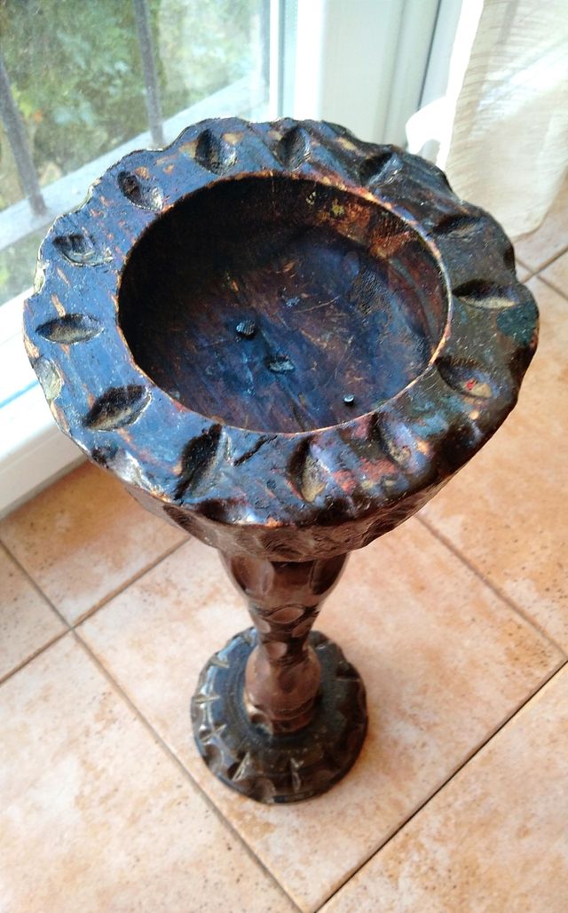 Pedestal madera tallada.