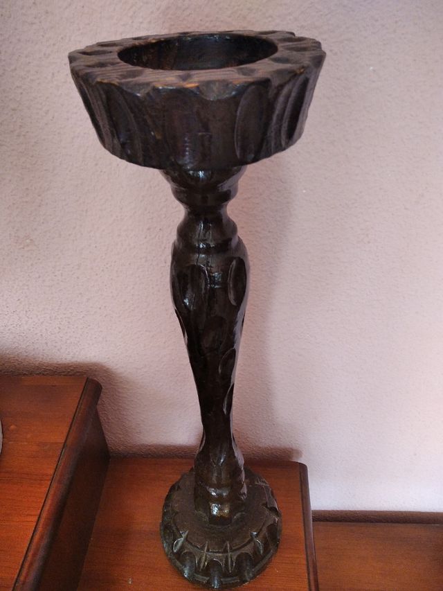 Pedestal madera tallada.