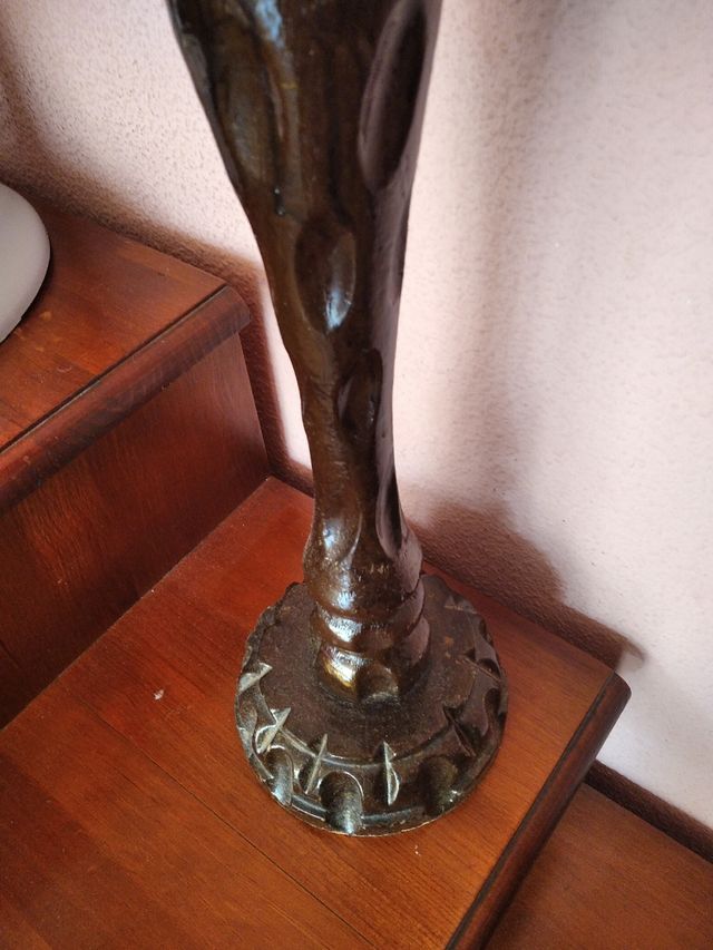 Pedestal madera tallada.