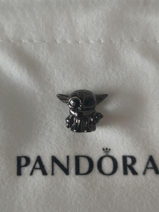 Charm pandora baby yoda edición black