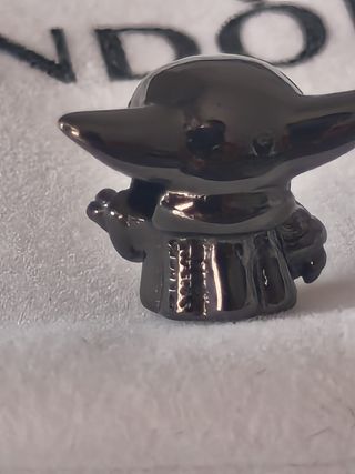 Charm pandora baby yoda edición black