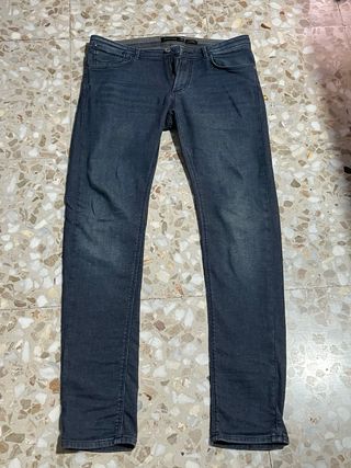 pantalón slim fit estilo vaquero