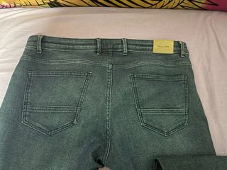 pantalón slim fit estilo vaquero