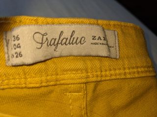 Pantalón amarillo Zara