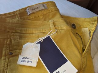 Pantalón amarillo Zara