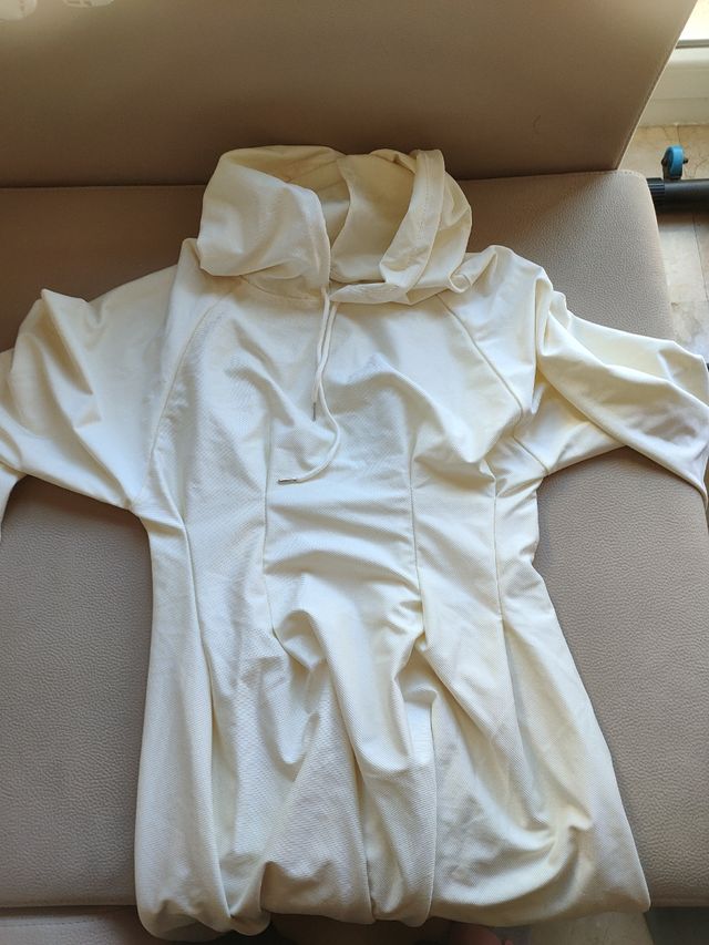 Vestido largo con capucha