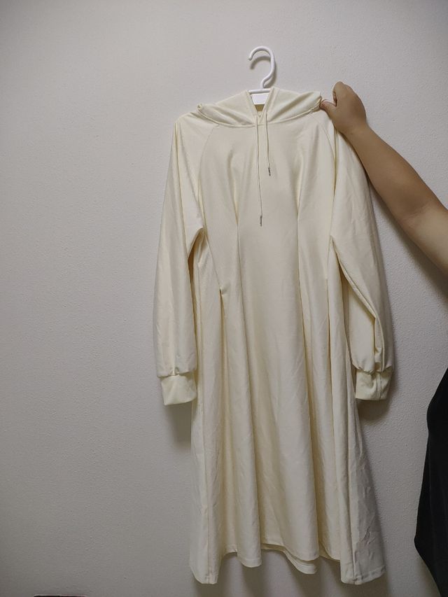 Vestido largo con capucha