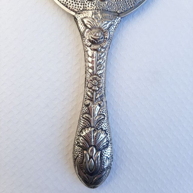 Antico Specchio a mano in argento con decori