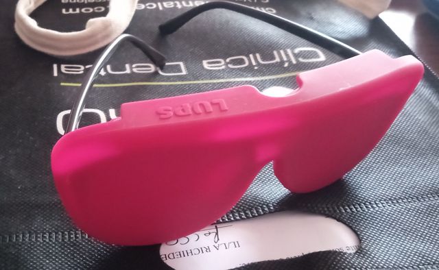 Gafas de sol y custodia fucsia en silicona