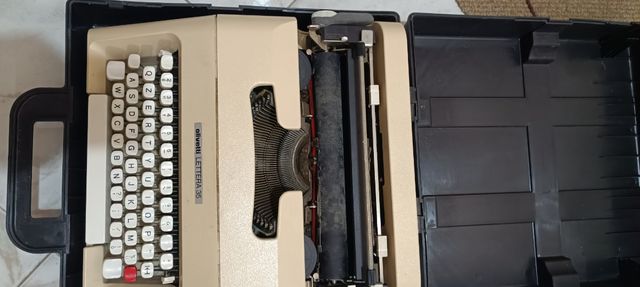 Macchina per scrivere Olivetti