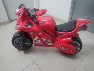 Moto grande.
Sería para un niño de 5, 6 y 7 años
