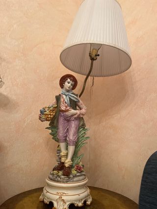 Coppia di statue con lampade antiche