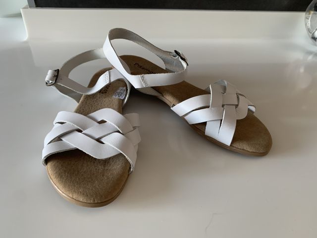 Sandalias blancas de piel de Pisamonas. Talla 37