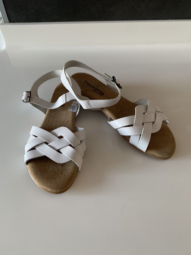 Sandalias blancas de piel de Pisamonas. Talla 37