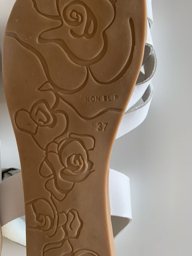Sandalias blancas de piel de Pisamonas. Talla 37