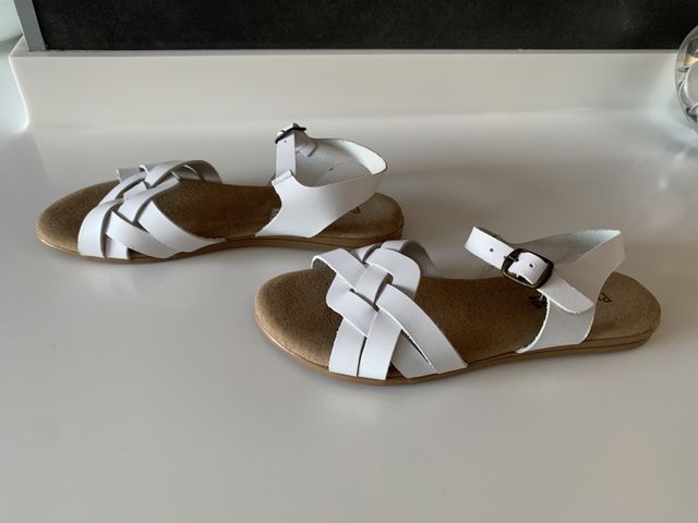 Sandalias blancas de piel de Pisamonas. Talla 37