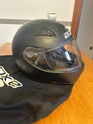 Casco integral casi nuevo, adulto, con funda.