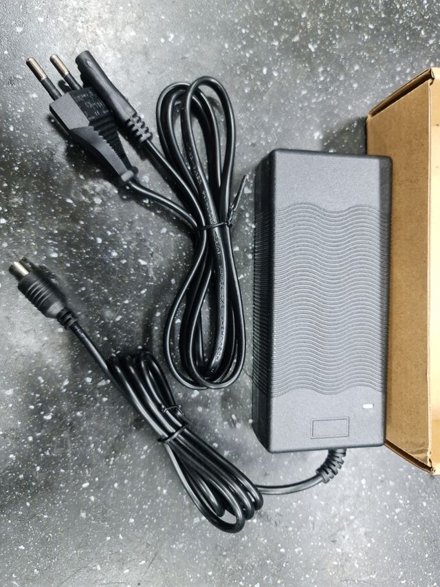 Cargador Xiaomi Patinete NUEVO.
