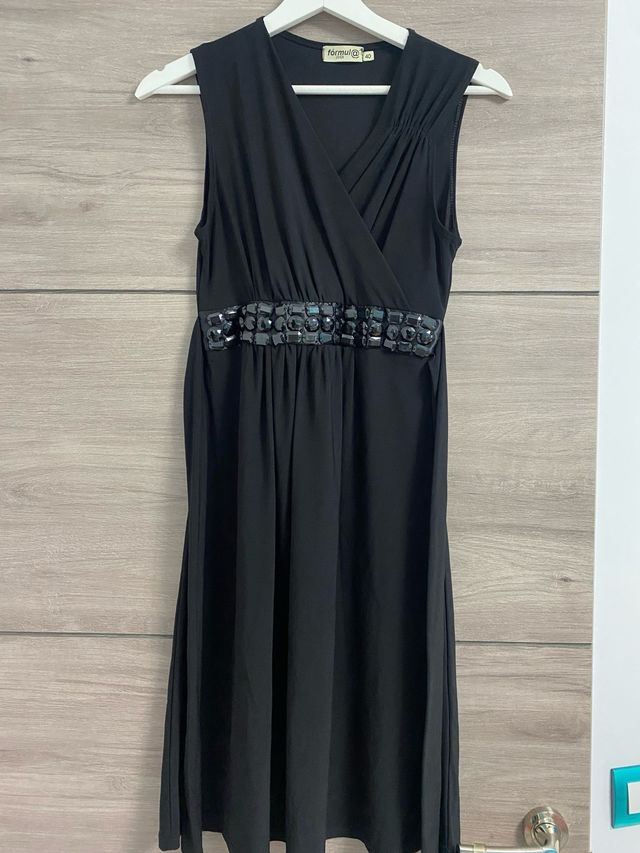 Vestido negro con pedreria debajo del pecho